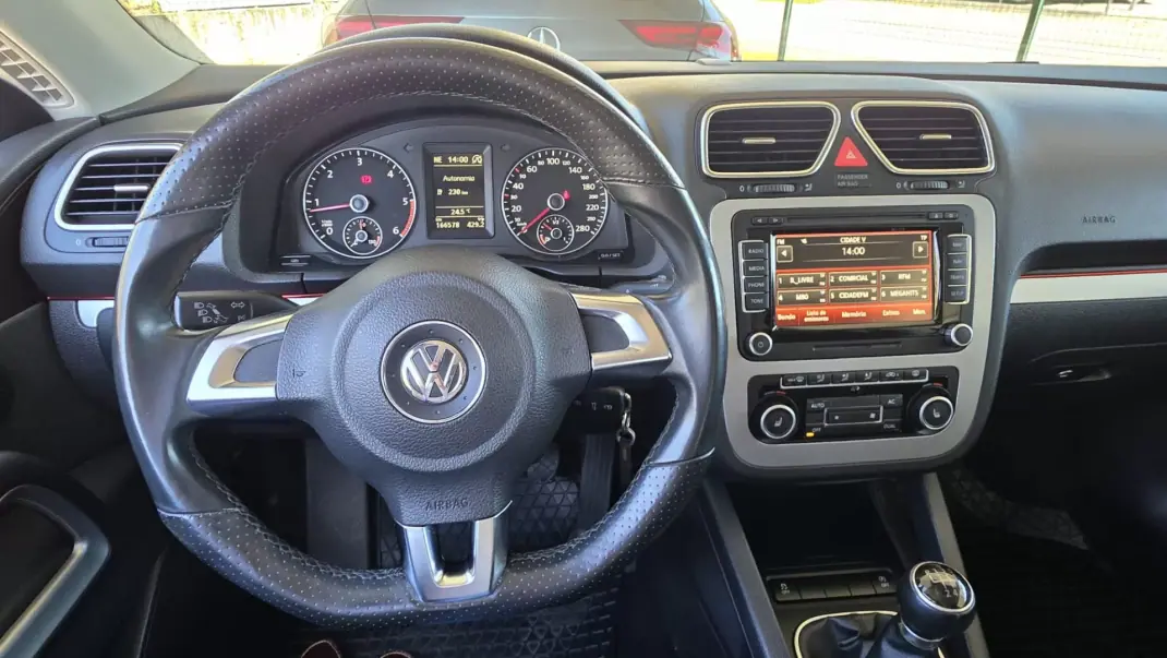 Volkswagen Scirocco 2012 - 13990 EUR, 166000 km - AUTO.MOTO.pt - 166000km - foto 15 de 23