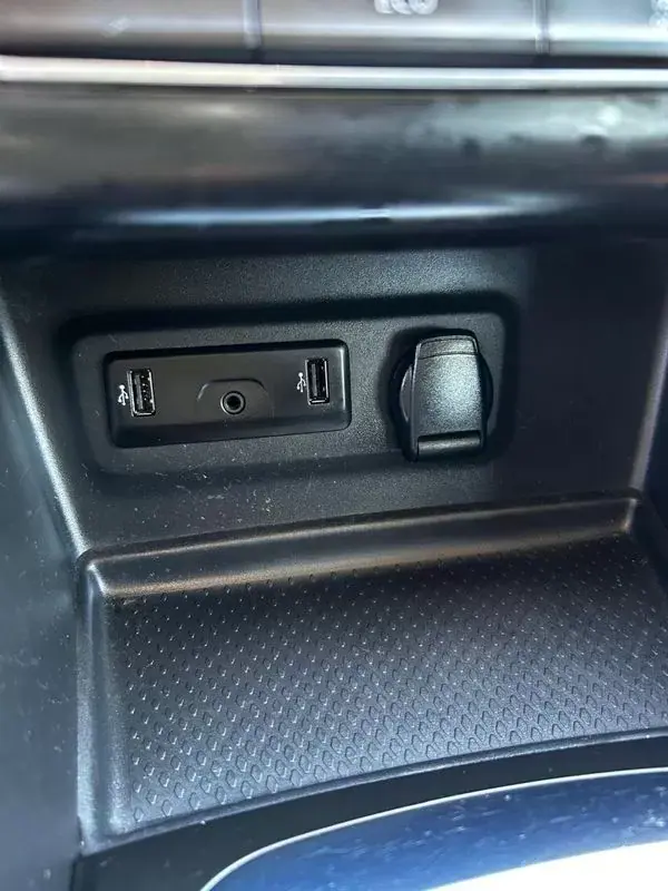 Renault Mégane 2019 - 14250 EUR, 135000 km - AUTO.MOTO.pt - 135000km - foto 37 de 39