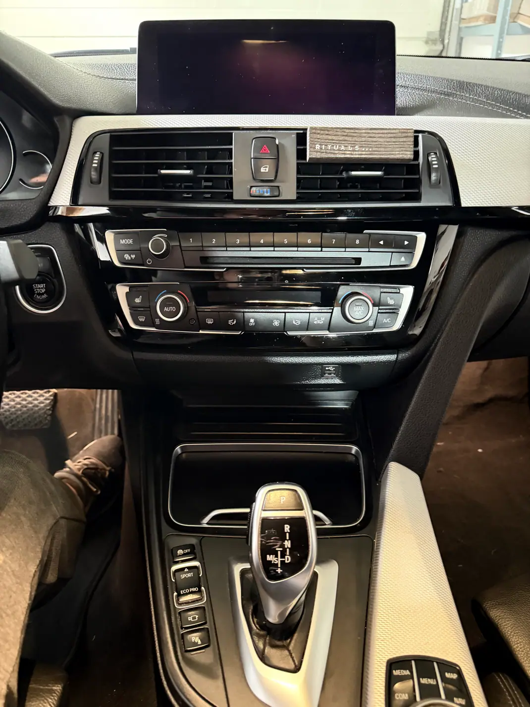 BMW 320 2019 - 27000 EUR, 123500 km - AUTO.MOTO.pt - 123500km - foto 10 de 14