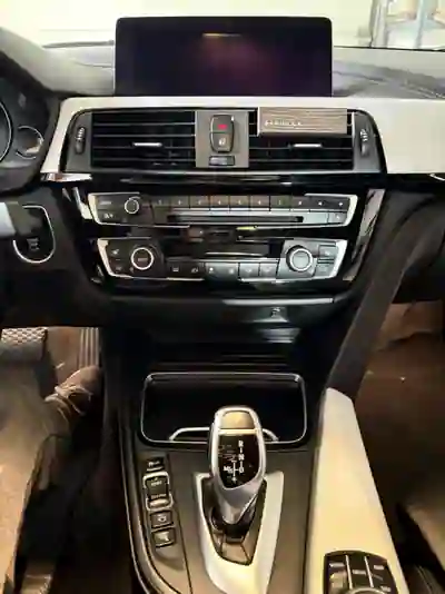 BMW 320 2019 - 27000 EUR, 123500 km - AUTO.MOTO.pt - 123500km - foto 10 de 14