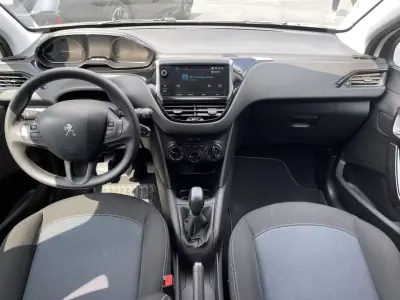 Peugeot 208 2019 - 11900 EUR, 56000 km - AUTO.MOTO.pt - 56000km - foto 6 de 13