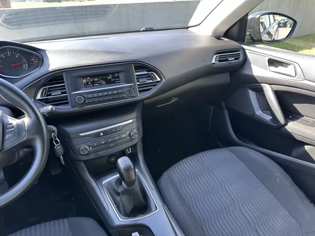 Peugeot 308 2018 - 12500 EUR, 280000 km - AUTO.MOTO.pt - 280000km - foto 37 de 41