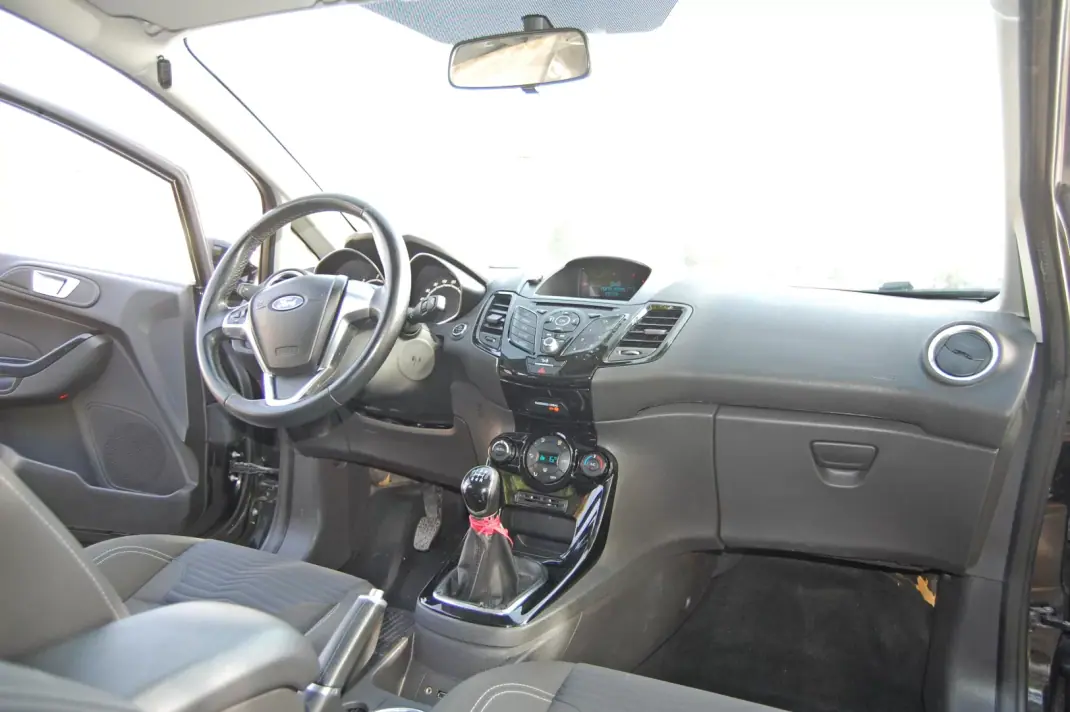 Ford Fiesta 2015 - 7490 EUR, 204000 km - AUTO.MOTO.pt - 204000km - foto 6 de 10