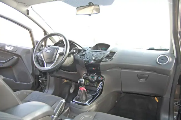 Ford Fiesta 2015 - 7490 EUR, 204000 km - AUTO.MOTO.pt - 204000km - foto 6 de 10