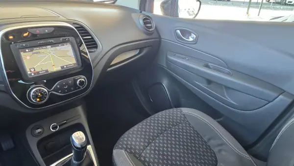 Renault Captur 2018 - 13990 EUR, 85000 km - AUTO.MOTO.pt - 85000km - foto 15 de 23