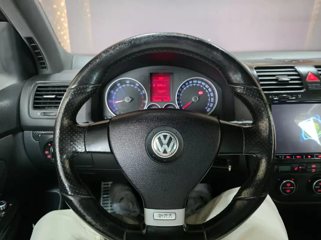 Volkswagen Golf 2006 - 11750 EUR, 183000 km - AUTO.MOTO.pt - 183000km - foto 3 de 13
