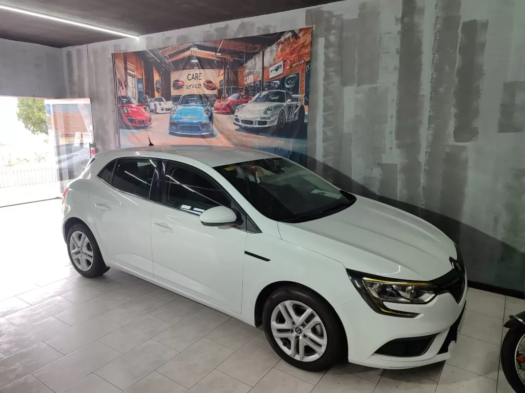 Renault Mégane 2016 - 11000 EUR, 136472 km - AUTO.MOTO.pt - 136472km - foto 1 de 15