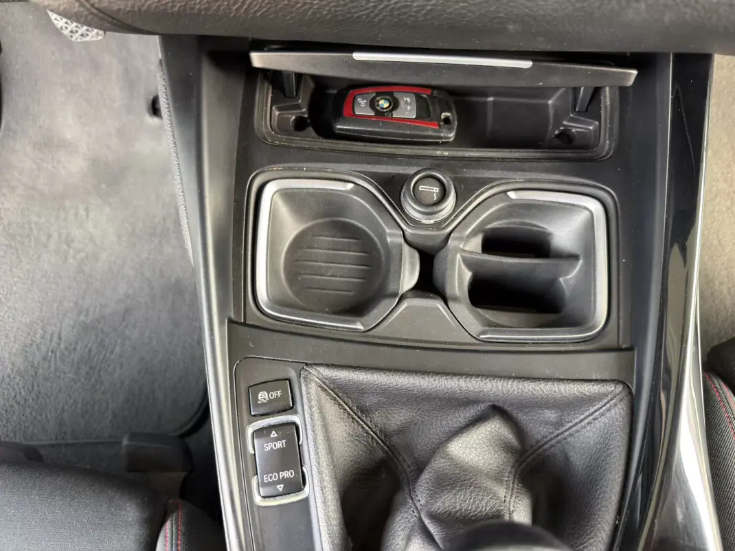 BMW 114 2015 - 11500 EUR, 241000 km - AUTO.MOTO.pt - 241000km - foto 18 de 20