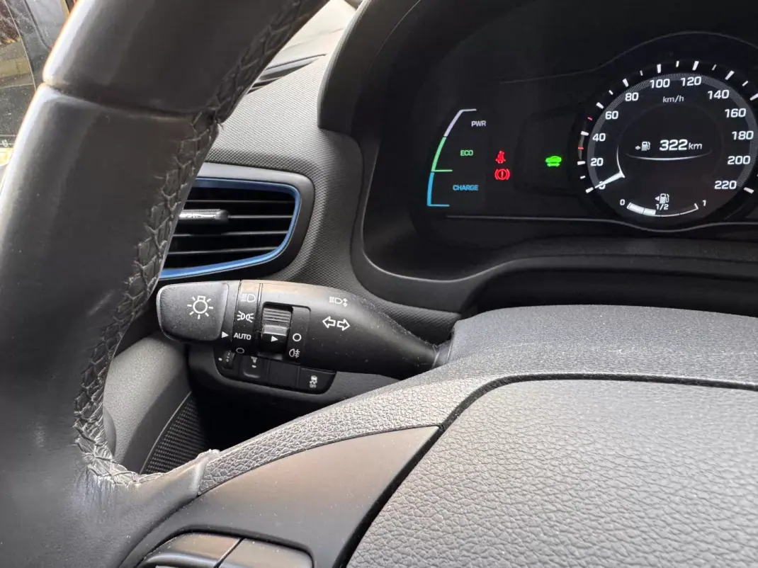 Hyundai Ioniq 2017 - 13250 EUR, 88000 km - AUTO.MOTO.pt - 88000km - foto 13 de 23