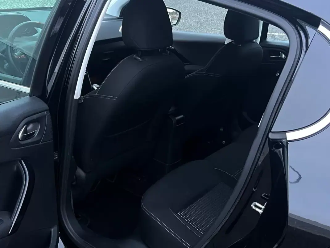 Peugeot 208 2016 - 8790 EUR, 100000 km - AUTO.MOTO.pt - 100000km - foto 10 de 18