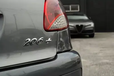 Peugeot 206 2010 - 5850 EUR, 96800 km - AUTO.MOTO.pt - 96800km - foto 6 de 19