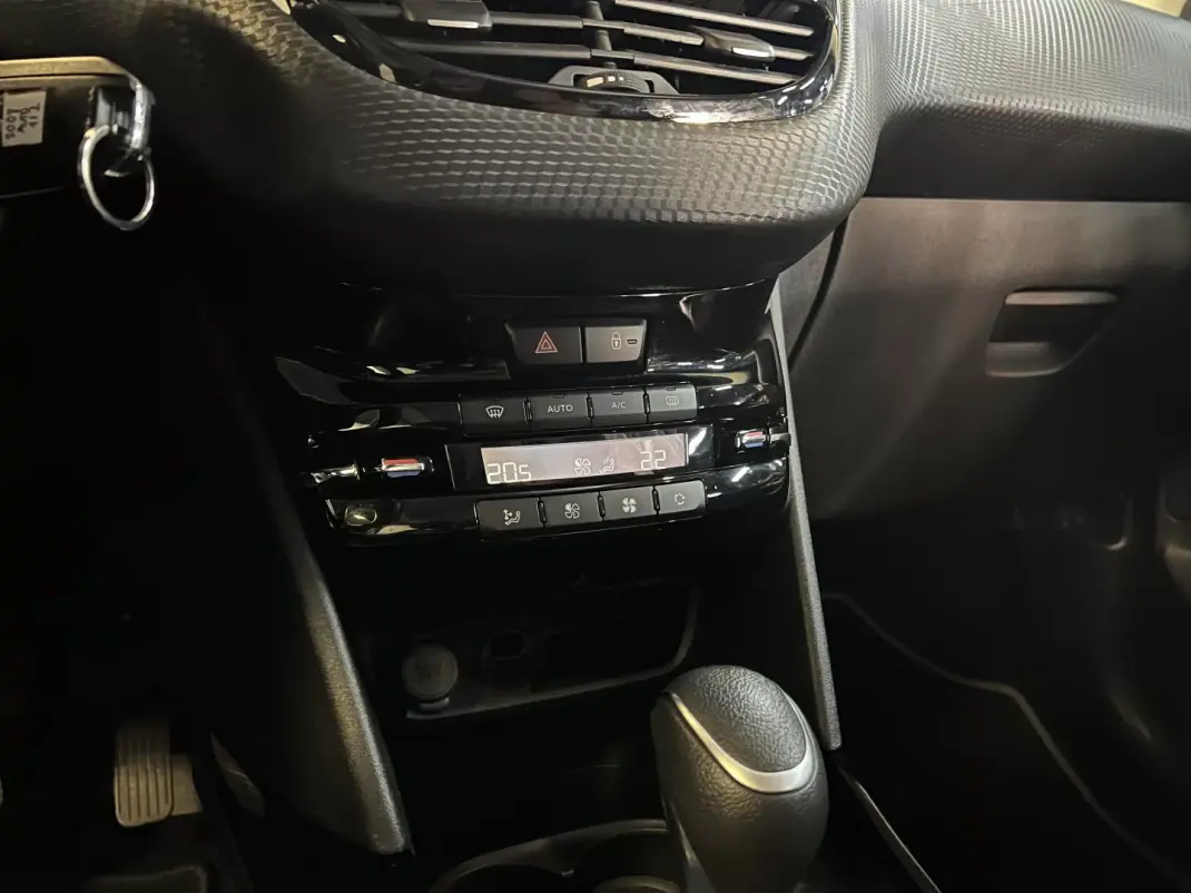 Peugeot 2008 2018 - 11990 EUR, 110000 km - 110000km - foto 17 de 36