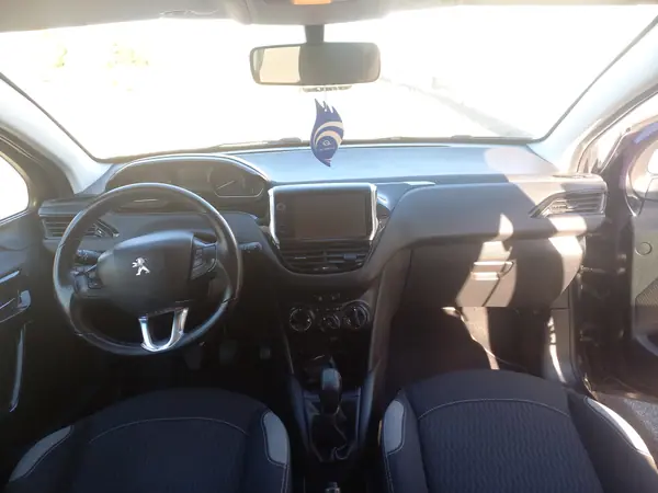 Peugeot 208 2016 - 8000 EUR, 122349 km - AUTO.MOTO.pt - 122349km - foto 4 de 6
