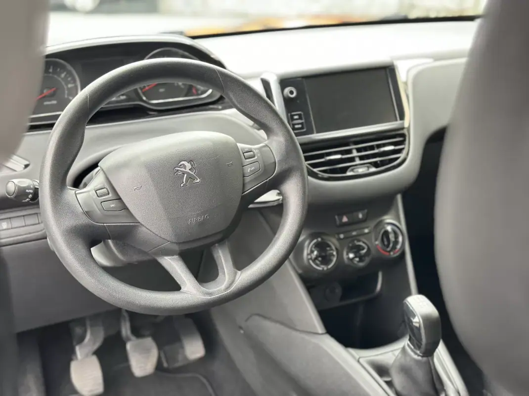 Peugeot 208 2015 - 7990 EUR, 73000 km - AUTO.MOTO.pt - 73000km - foto 41 de 51