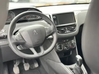 Peugeot 208 2015 - 7990 EUR, 73000 km - AUTO.MOTO.pt - 73000km - foto 41 de 51