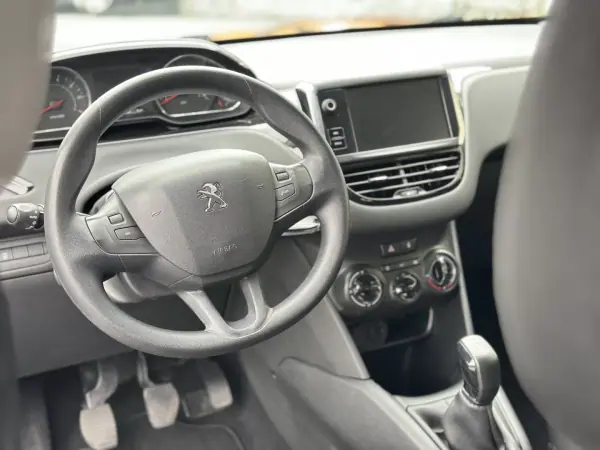 Peugeot 208 2015 - 7990 EUR, 73000 km - AUTO.MOTO.pt - 73000km - foto 41 de 51
