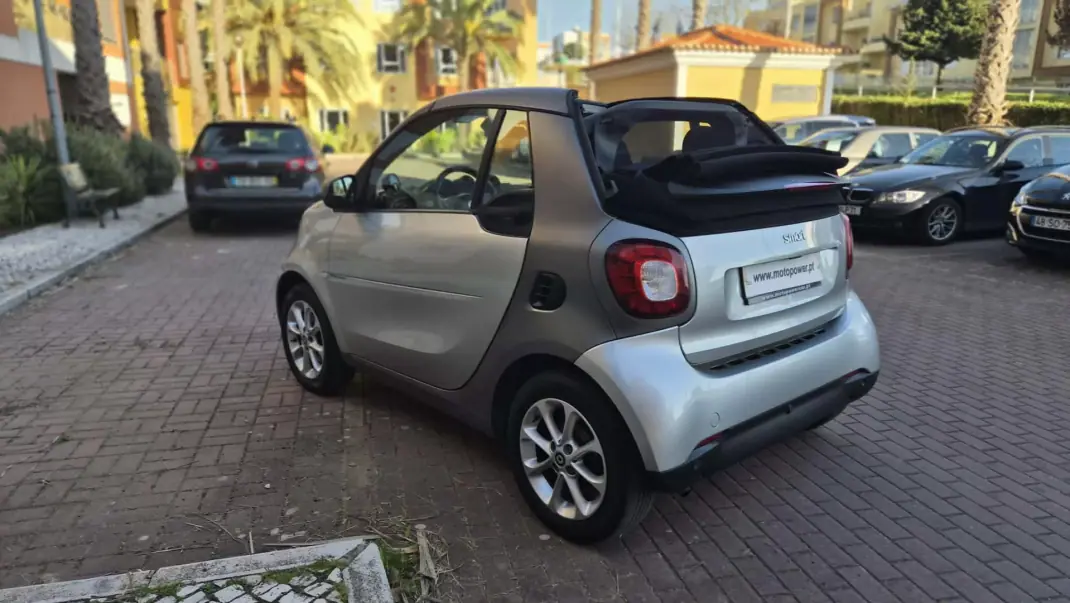 Smart Fortwo Cabrio 2017 - 12480 EUR, 84000 km - AUTO.MOTO.pt - 84000km - foto 12 de 17