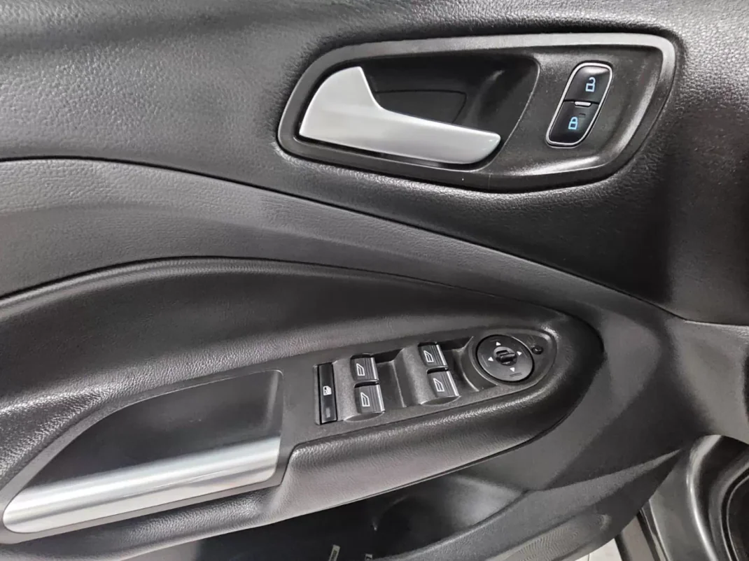 Ford Kuga 2017 - 16500 EUR, 105904 km - AUTO.MOTO.pt - 105904km - foto 5 de 11