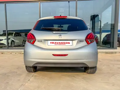 Peugeot 208 2016 - 8900 EUR, 65803 km - AUTO.MOTO.pt - 65803km - foto 6 de 12