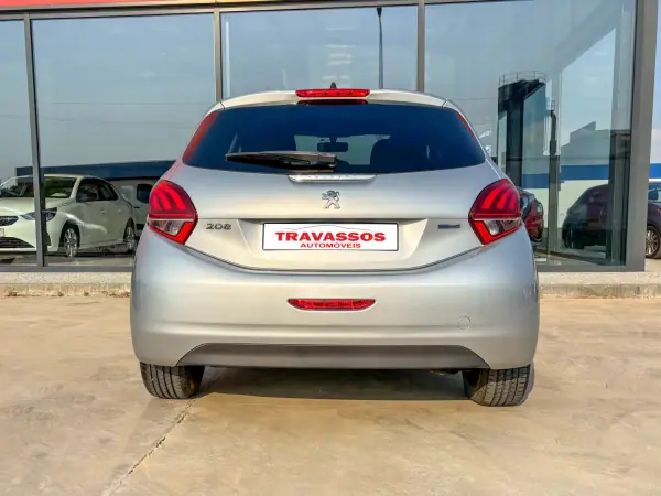 Peugeot 208 2016 - 8900 EUR, 65803 km - AUTO.MOTO.pt - 65803km - foto 6 de 12