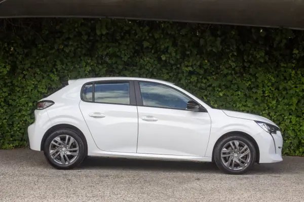 Peugeot 208 2022 - 13900 EUR, 133000 km - AUTO.MOTO.pt - 133000km - foto 6 de 16