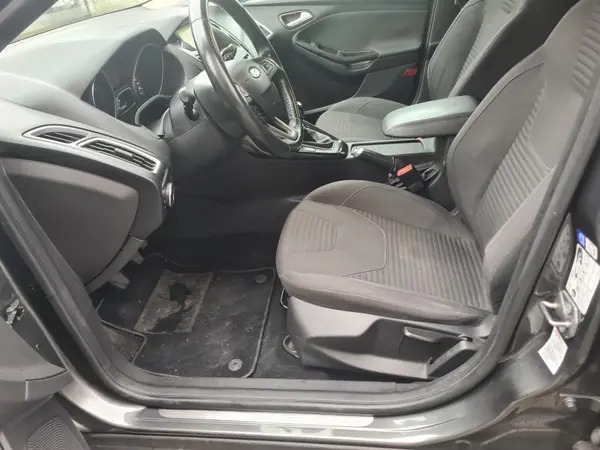 Ford Focus 2014 - 5000 EUR, 296000 km - AUTO.MOTO.pt - 296000km - foto 9 de 9