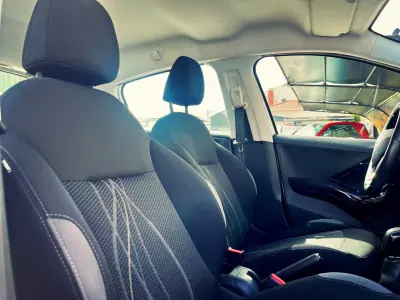 Peugeot 208 2013 - 9900 EUR, 177000 km - AUTO.MOTO.pt - 177000km - foto 8 de 14