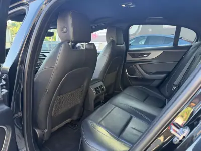 Jaguar XE 2019 - 24500 EUR, 127874 km - AUTO.MOTO.pt - 127874km - foto 11 de 21