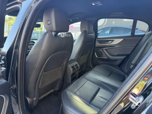 Jaguar XE 2019 - 24500 EUR, 127874 km - AUTO.MOTO.pt - 127874km - foto 11 de 21