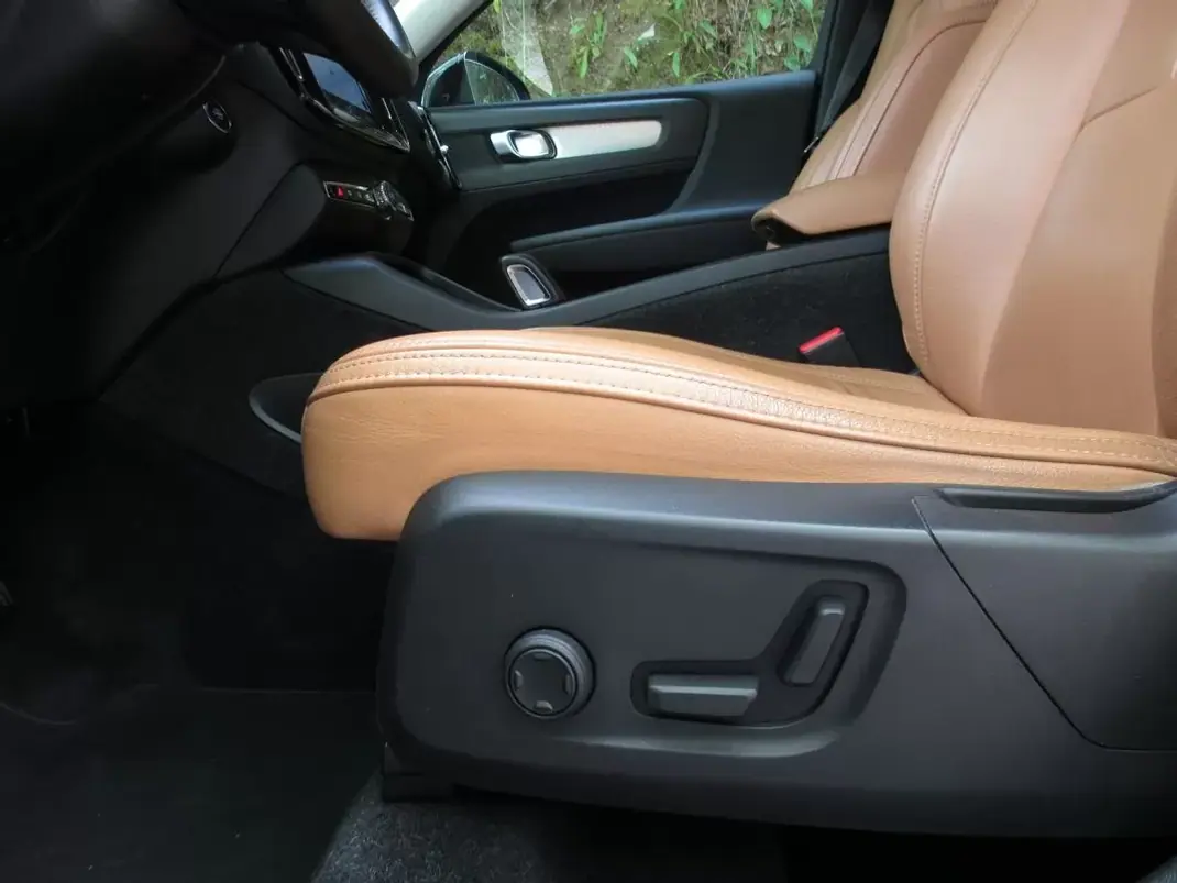 Volvo XC 40 2019 - 29490 EUR, 70000 km - AUTO.MOTO.pt - 70000km - foto 31 de 60