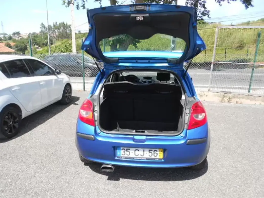 Renault Clio 2006 - 4750 EUR, 265045 km - AUTO.MOTO.pt - 265045km - foto 8 de 12