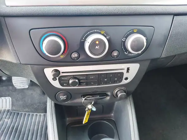 Renault Mégane 1.5 DCI III Hatchback 2013 - 3999 EUR, 317737 km - AUTO.MOTO.pt - 317737km - foto 40 de 50