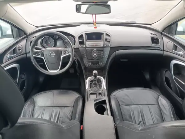 Opel Insignia Sports Tourer 2009 - 7500 EUR, 266000 km - AUTO.MOTO.pt - 266000km - foto 19 de 24