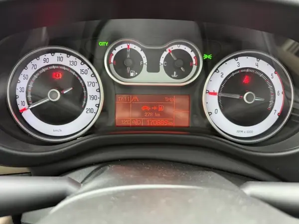 Fiat 500L 2013 - 7890 EUR, 170689 km - AUTO.MOTO.pt - 170689km - foto 7 de 11
