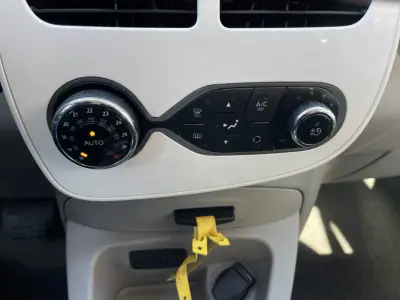 Renault Zoe 2018 - 11490 EUR, 75380 km - AUTO.MOTO.pt - 75380km - foto 14 de 19
