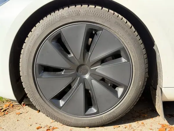 Tesla Model 3 2024 — photo 2 of 7