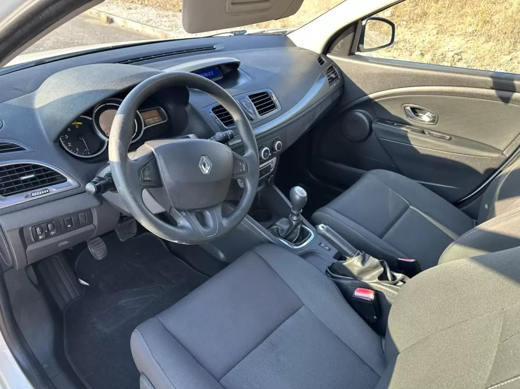 Renault Mégane 2014 - 5500 EUR, 270000 km - AUTO.MOTO.pt - 270000km - foto 11 de 12