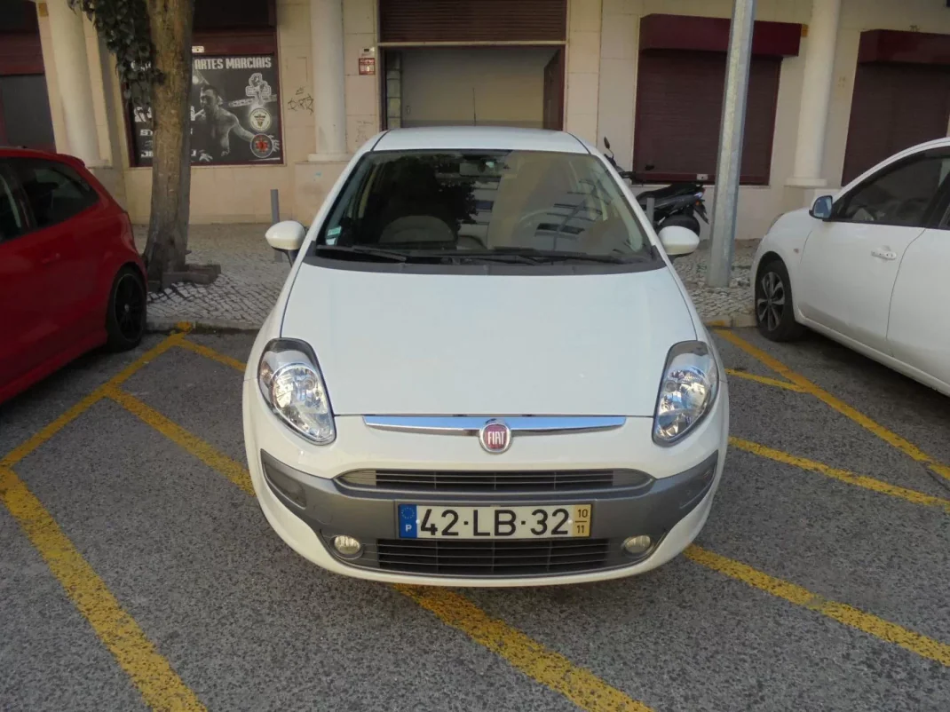 Fiat Punto 2010 - 5900 EUR, 147000 km - AUTO.MOTO.pt - 147000km - foto 7 de 28