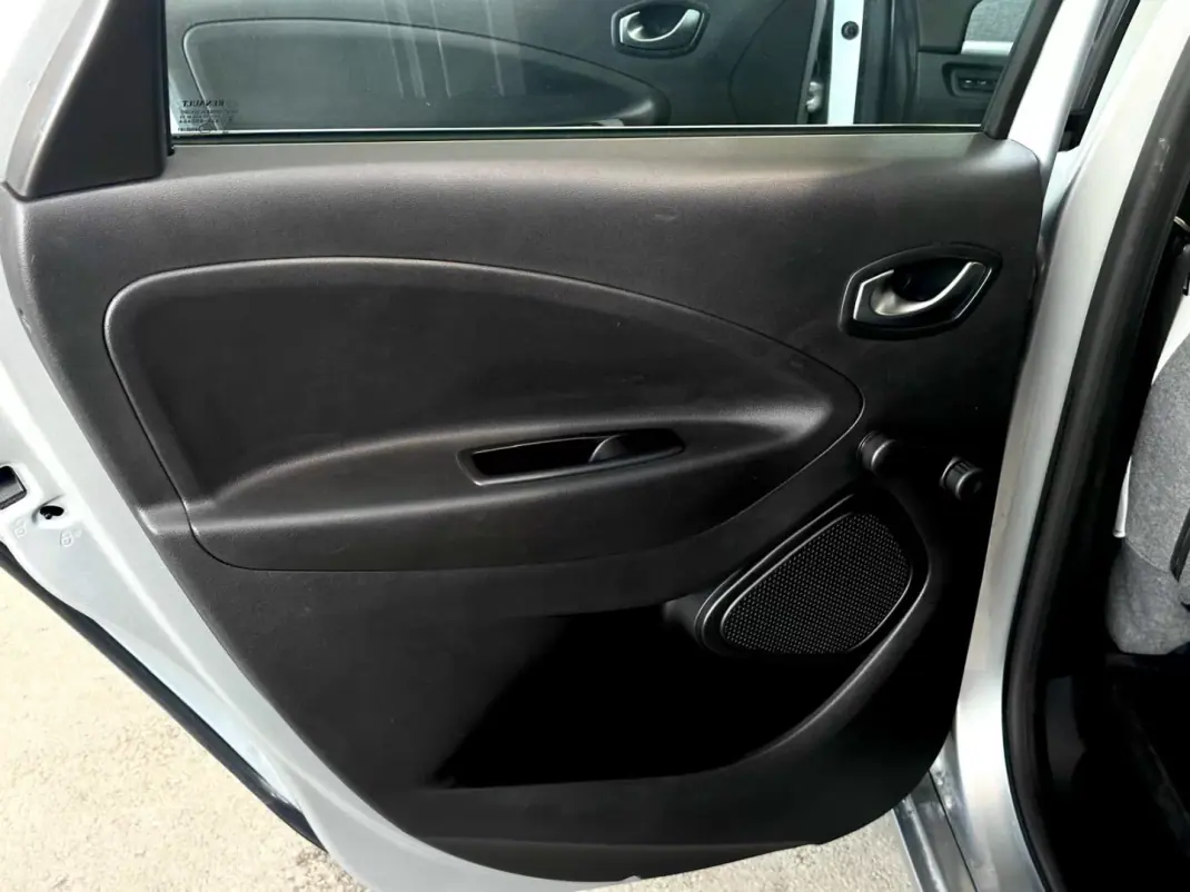 Renault Zoe 2020 - 17900 EUR, 71943 km - AUTO.MOTO.pt - 71943km - foto 12 de 24