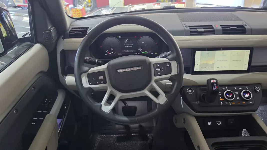 Land Rover Defender 2024 - 96000 EUR, 29684 km - AUTO.MOTO.pt - 29684km - foto 7 de 21