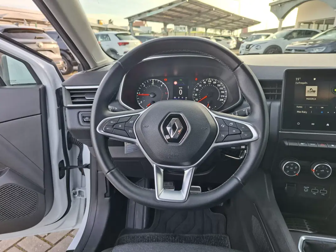 Renault Clio 2019 - 15000 EUR, 62800 km - AUTO.MOTO.pt - 62800km - foto 15 de 32