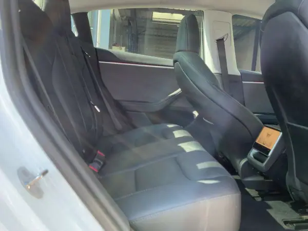 Tesla Model 3 2024 - 35900 EUR, 56621 km - 56621km - foto 7 de 15