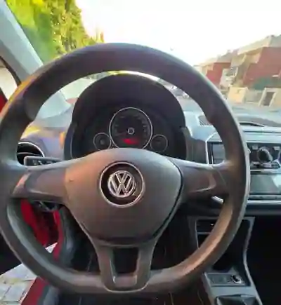 Volkswagen Up! 2018 - 8950 EUR, 81737 km - AUTO.MOTO.pt - 81737km - foto 14 de 15