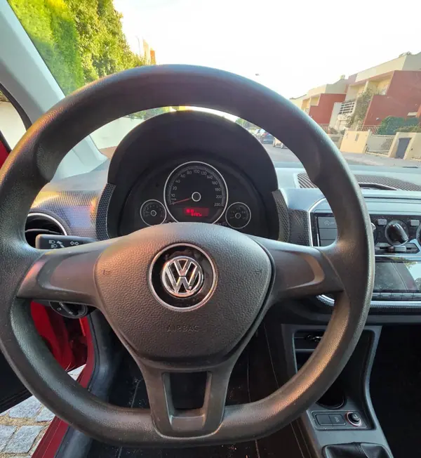Volkswagen Up! 2018 - 8950 EUR, 81737 km - AUTO.MOTO.pt - 81737km - foto 14 de 15