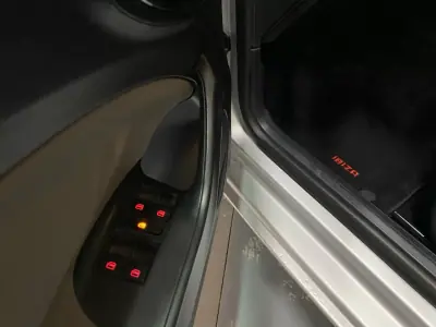 SEAT Ibiza 2014 - 5750 EUR, 290400 km - AUTO.MOTO.pt - 290400km - foto 17 de 19