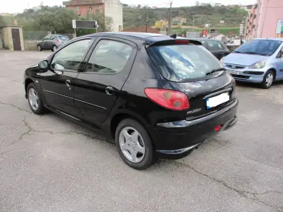 Peugeot 206 2004 - 3900 EUR, 168000 km - AUTO.MOTO.pt - 168000km - foto 8 de 10