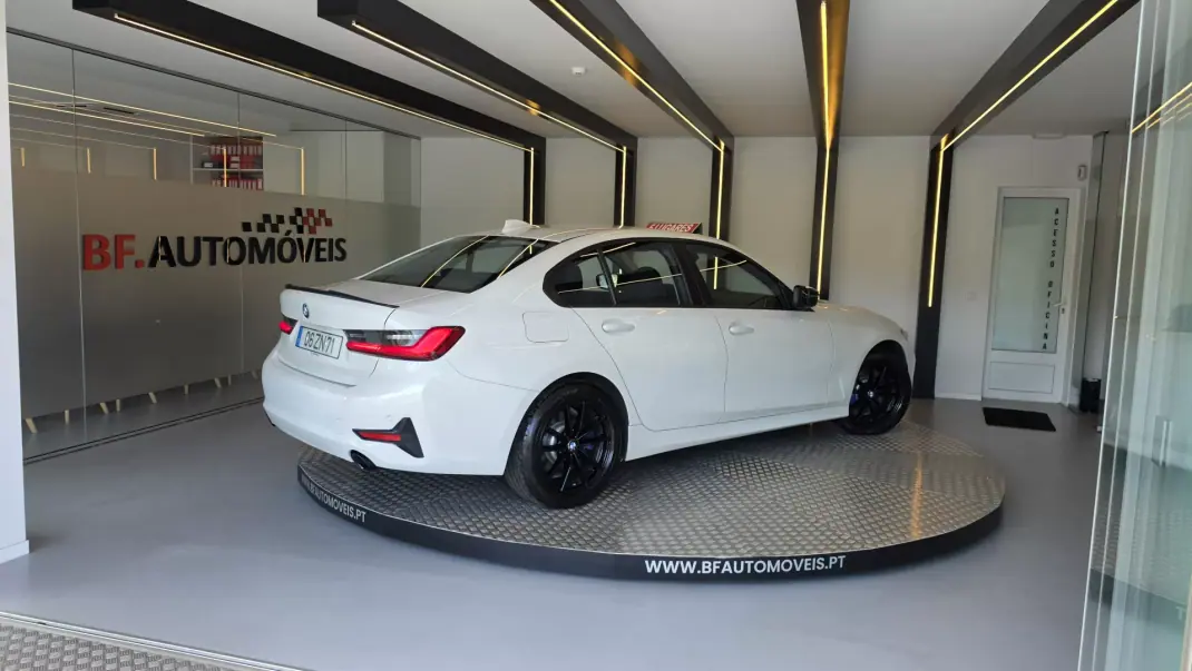 BMW 330 2019 - 22900 EUR, 111028 km - AUTO.MOTO.pt - 111028km - foto 4 de 54