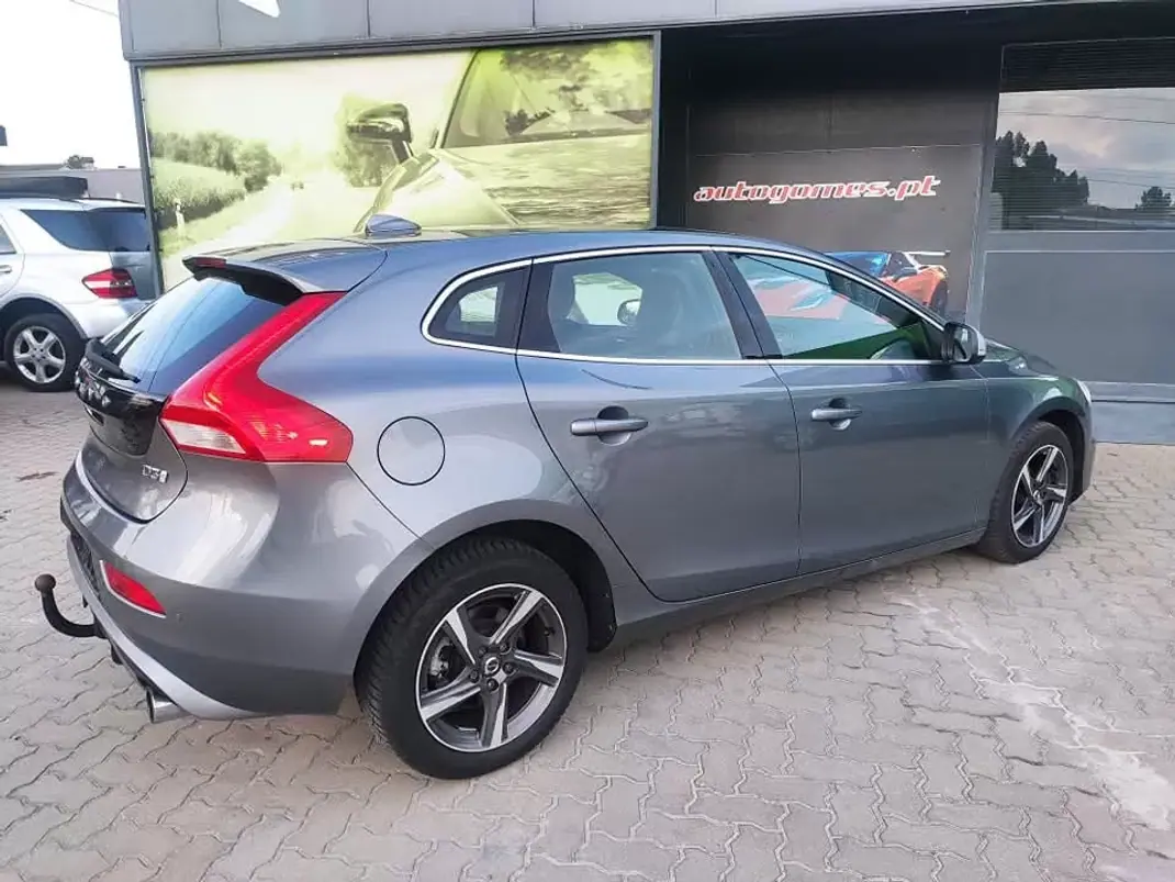 Volvo V40 2018 - 17500 EUR, 185000 km - AUTO.MOTO.pt - 185000km - foto 20 de 28
