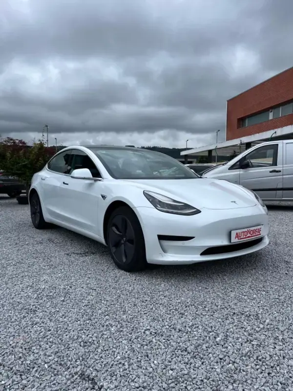 Tesla Model 3 2020 - 23000 EUR, 81000 km - AUTO.MOTO.pt - 81000km - foto 3 de 17
