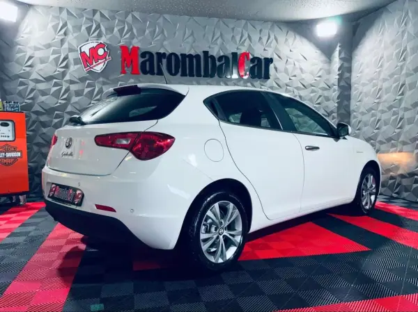 Alfa Romeo Giulietta 2012 - 13750 EUR, 119336 km - AUTO.MOTO.pt - 119336km - foto 11 de 35